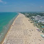Bright Flat Next To The Lägenhet Bibione