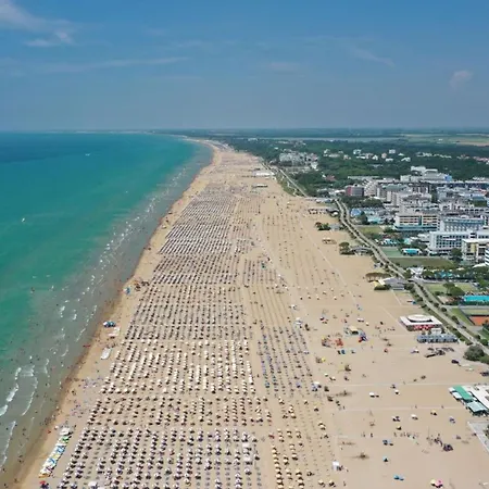 Bright Flat Next To The Apartmán Bibione