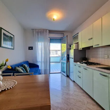Bright Flat Next To The Lägenhet