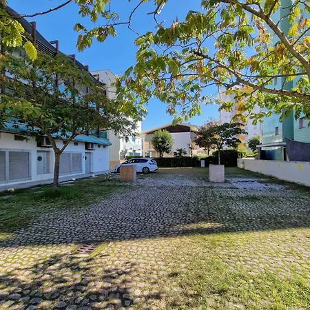 Bright Flat Next To The Apartmán